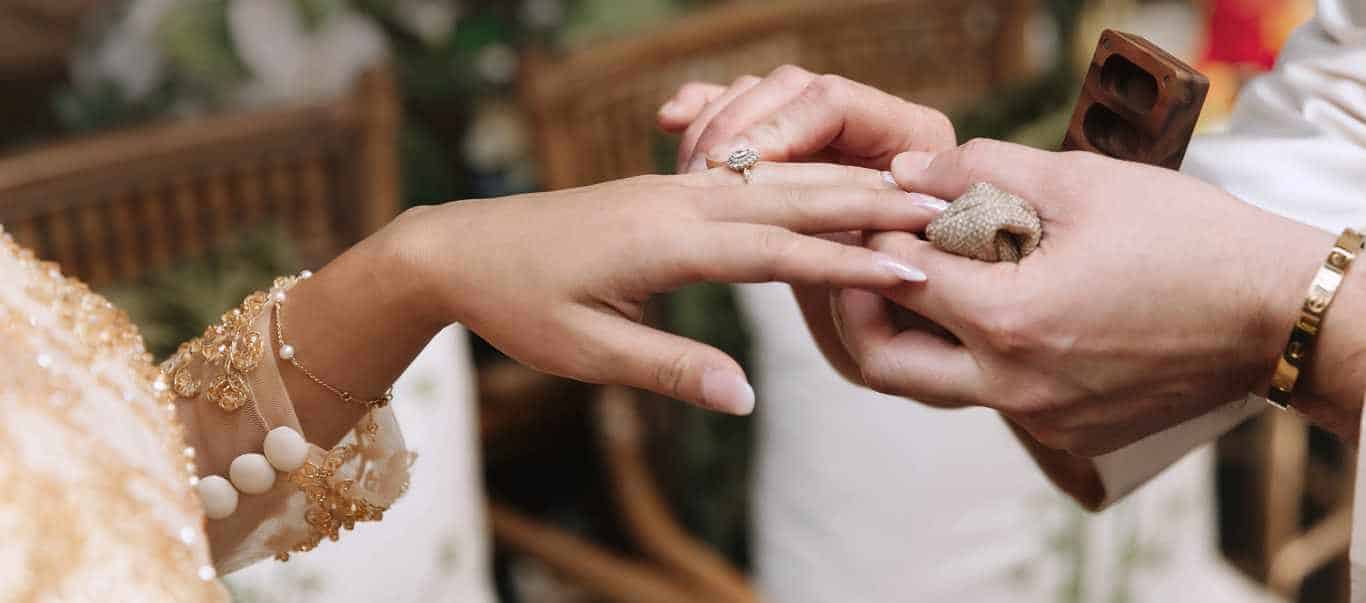 Hochzeits DJ beim Austausch der Ringe, perfekt für unvergessliche Hochzeitsfeiern in Köln.