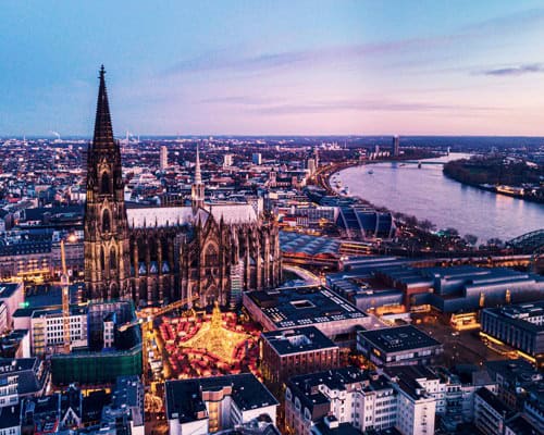 Hochzeits DJ Köln bei Sonnenuntergang mit Blick auf den Dom und den Rhein.