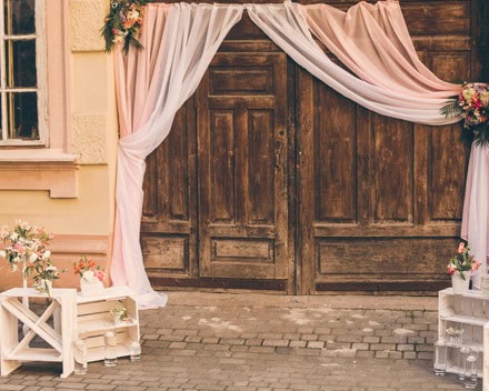 Hochzeits DJ in Köln bei festlicher Dekoration für Hochzeit oder Event.